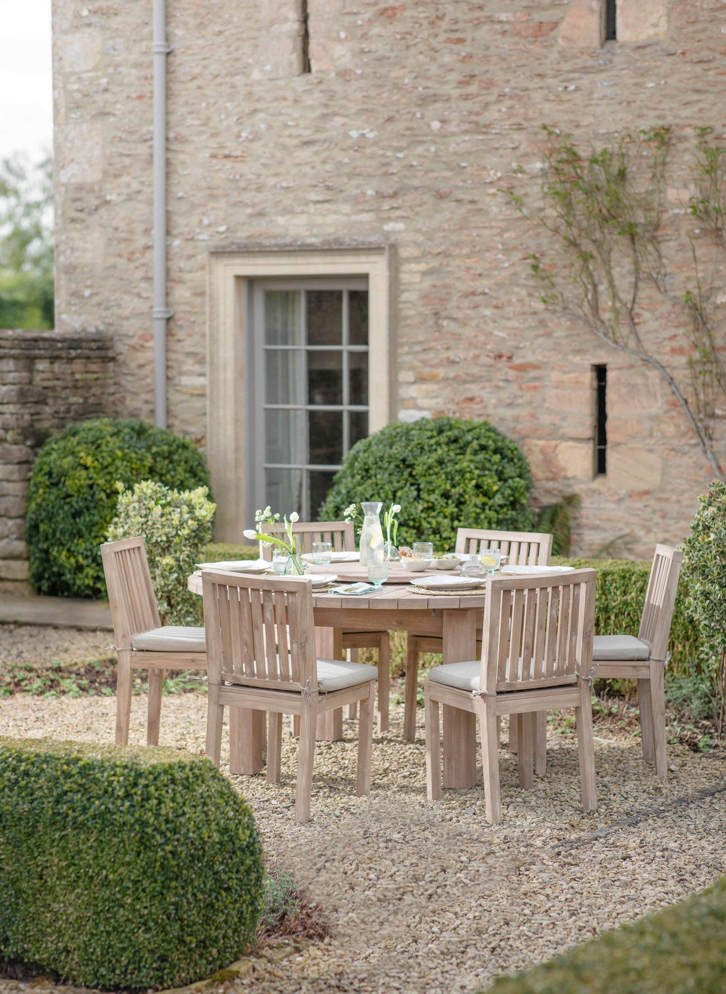 Porthallow Round Dining Table (Large) – Soto Gardens